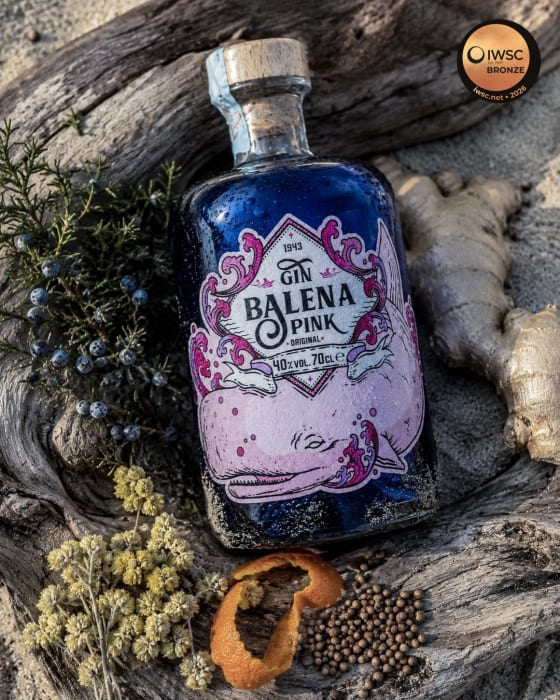 Bottiglia di Gin Balena Pink tra le botaniche e il legno