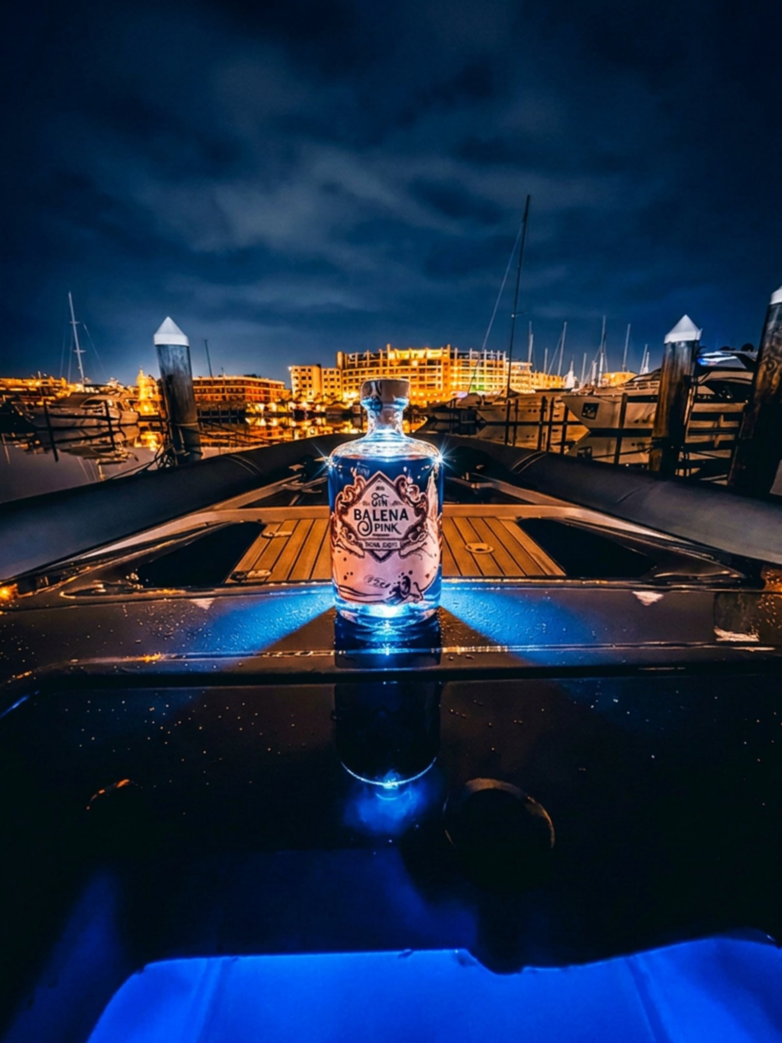 Gin Balena Pink sullo yacht nella baia di San Giuliano a Mare
