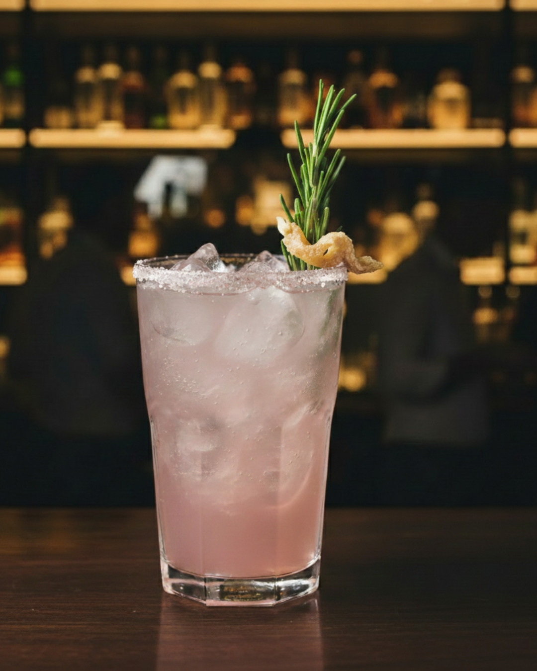 Cocktail Pink Mule con gin Balena Pink, lime e ginger beer servito in bicchiere highball con ghiaccio