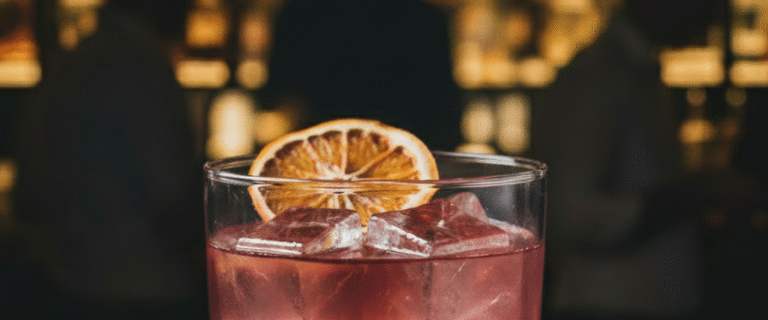 Negroni Whale: la ricetta del cocktail con Gin Balena Pink che cambia colore